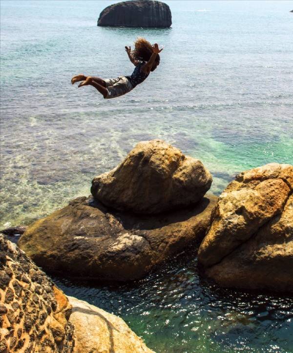 갈레의 포트 위에서 다이빙하는 모습