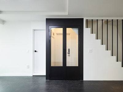 블랙 컬러의 양개형 여닫이문을 설치한 현관. /집닥 제공