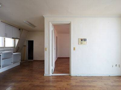 공사 전 거실과 주방. 주방의 상부장이 창을 가로막고 있다. /집닥 제공