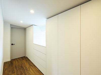 내추럴 컬러의 강마루가 깔린 2층 복도. /집닥 제공