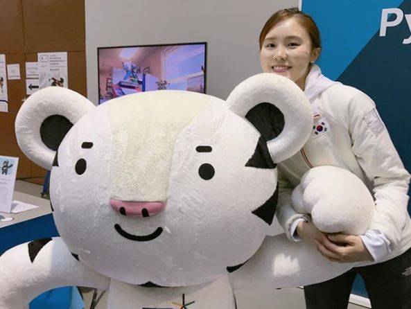 수호랑 인형 뒤에서 미소짓는 김아랑. [사진 김아랑 인스타그램]