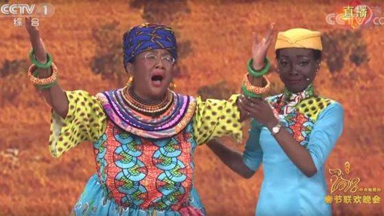 중국 설 특집 버라이어티쇼 춘완의 단막극 ‘동희동락(同喜同樂)’ 한 장면. 중국의 중견 여배우 러우나이밍(婁乃鳴·사진 왼쪽)이 서양에서 금기시되는 흑인 분장으로 출연해 인종차별 논란에 휩싸였다. [사진=CC-TV 캡처]