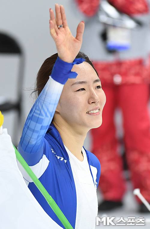 이상화가 경기를 마친 후 관중들의 축하에 인사를 하고 있다.