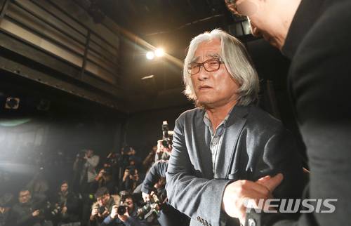 【서울=뉴시스】최진석 기자 = '성추행 논란'에 휩싸인 이윤택 전 극단 연희단거리패 예술감독이 19일 오전 서울 종로구 30스튜디오에서 성추행 관련 기자회견을 마친 뒤 회견장을 빠져나가고 있다. 한편 한국극작가협회는 이 전 감독을 회원에서 제명한다고 지난 17일 입장을 냈다. 이와 함께 한국여성연극협회가 성명을 내는 등 각종 연극 단체에서도 이 전 감독 사태에 대한 비판의 목소리를 높이고 있다. 2018.02.19.  myjs@newsis.com