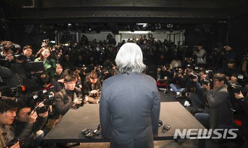 【서울=뉴시스】최진석 기자 = '성추행 논란'에 휩싸인 이윤택 전 극단 연희단거리패 예술감독이 19일 오전 서울 종로구 30스튜디오에서 성추행 관련 기자회견을 하고 있다. 한편 한국극작가협회는 이 전 감독을 회원에서 제명한다고 지난 17일 입장을 냈다. 이와 함께 한국여성연극협회가 성명을 내는 등 각종 연극 단체에서도 이 전 감독 사태에 대한 비판의 목소리를 높이고 있다. 2018.02.19.  myjs@newsis.com