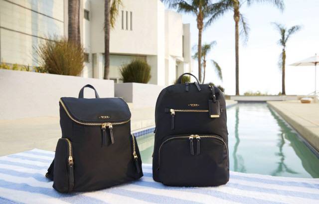 보야져 렉사 집 플랩 백팩 (Voyageur Lexa Zip Flap Backpack·왼쪽)과 보야져 할레 백팩 (Voyageur Halle Backpack)