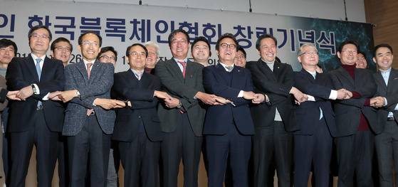 지난달 26일 열린 사단법인 한국블록체인협회 창립기념식. 이 자리에서는 ICO의 합법화 등에 대한 요구가 나왔다. [중앙포토]