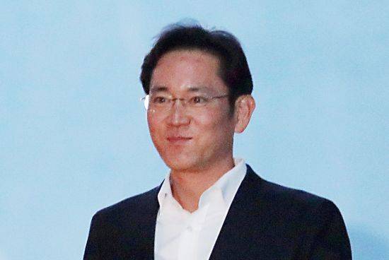 이재용 삼성전자 부회장이 5일 서울 서초동 서울고법에서 열린 항소심에서 집행유예를 선고 받은 뒤 법정을 나서 호송차에 오르며 미소짓고 있다. 뉴시스