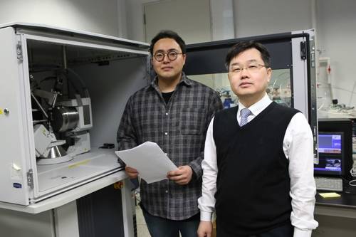 KAIST 강정구 교수(오른쪽)와 옥일우 박사과정 [KAIST 제공=연합뉴스]