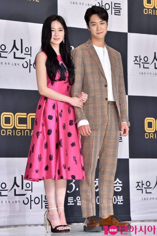 배우 이엘리야, 심희섭이 21일 오후 서울 영등포구 타임스퀘어 아모리스홀에서 열린 OCN 드라마 ‘작은 신의 아이들’ 제작발표회에 참석해 포즈를 취하고 있다.