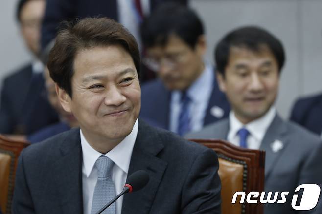 임종석 대통령 비서실장이 21일 오전 서울 여의도 국회에서 열린 운영위원회 전체회의에 출석해 미소 짓고 있다.2018.2.21/뉴스1 © News1 안은나 기자