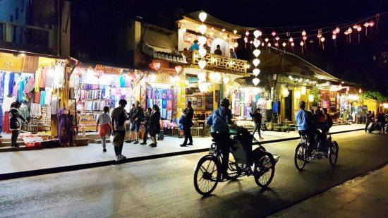 호이안 올드타운을 누비는 씨클로