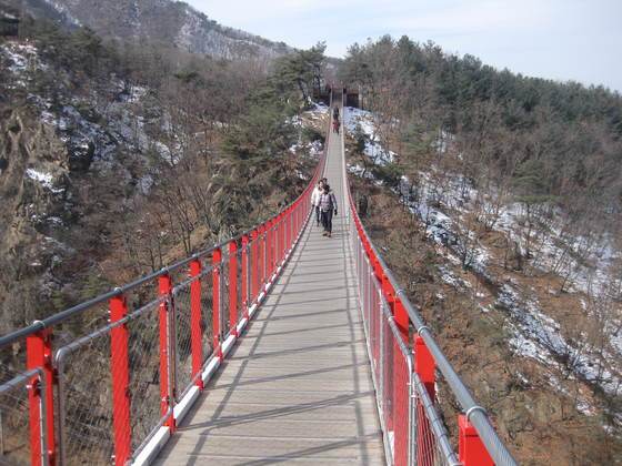 경기도 파주시 적성면 감악산 기슭에 위치한 ‘감악산 출렁다리’. 개장 14개월 만에 방문객 100만명을 돌파하며 단숨에 수도권 관광명소로 떠올랐다. 전익진 기자