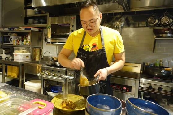 마싸만커리를 접시에 담고 있는 김남성 셰프.