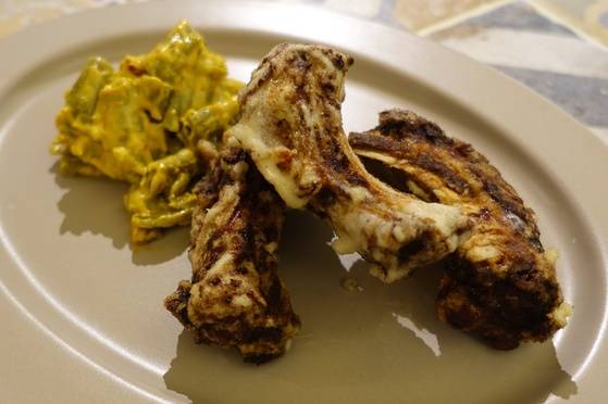 삭힌 돼지 등갈비 튀김인 냄씨콩무텃. 곁들여 나온 것은 줄콩 커리무침이다.