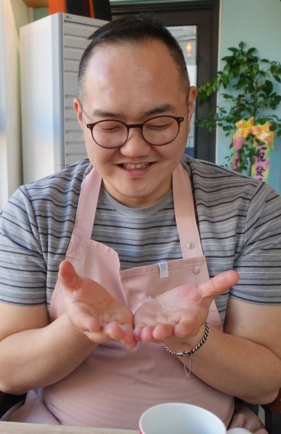 2003년 10월 처음 태국 음식점에 채용면접 보러 갈 때 이력서가 행여 구겨질까 봐 양손으로 받쳐 들고 갔다는 얘기를 하면서 김남성 셰프가 손을 모아 자세를 보여주고 있다.