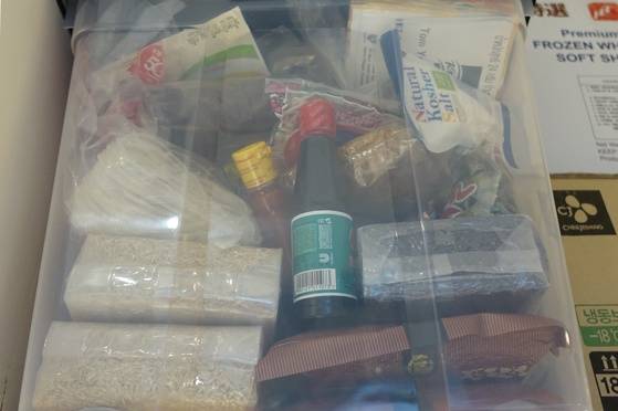 또 다른 수납 통에는 고급 쌀과 국수·소스 등이 들어있다.