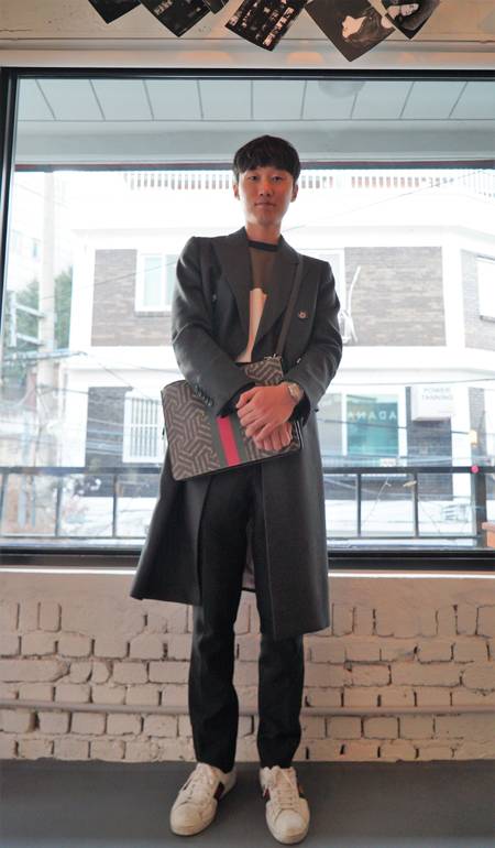 그는 "노력을 해서 좋은 영향을 끼치는 작가가 되도록 하겠다"고 독자들에게 인사를 남겼다. / 양유창 기자