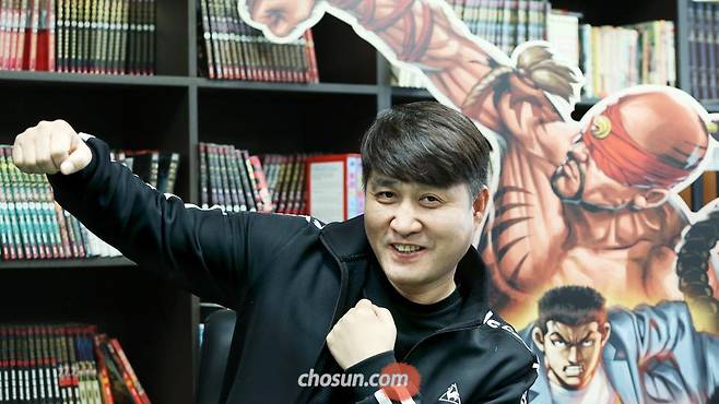 경기도 부천 화실에서 만난 만화가 김성모가 주먹을 뻗어 보이고 있다. "만화를 통해 청소년들에게 권선징악과 의리·근성의 메시지를 전하고 싶다"고 말했다. /박상훈 기자