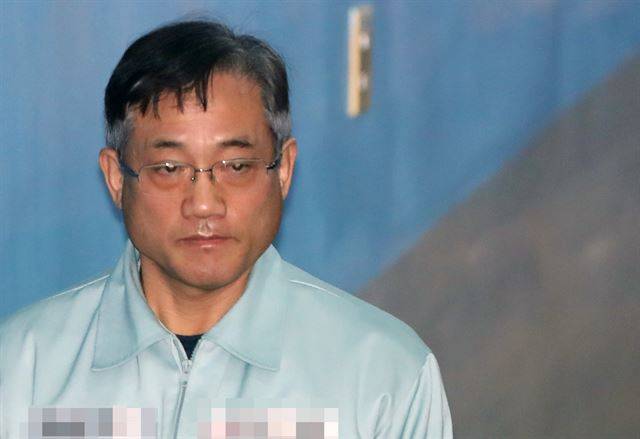 불법 다단계 유사수신업체로부터 뒷돈을 건네받고 인사.수사 관련 청탁을 들어준 혐의로 구속기소 된 구은수 전 서울경찰청장이 지난달 16일 서울 서초구 서울중앙지법에서 열린 첫 공판에 출석하기 위해 법정으로 향하고 있다. 연합뉴스