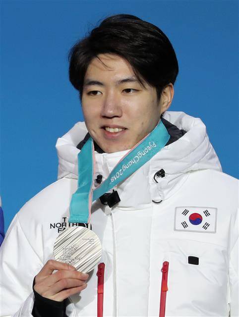 스피드 스케이팅 차민규 ‘은메달을 목에 걸고’ - 스피드 스케이팅 남자 500m 경기에서 은메달을 획득한 차민규가 20일 오후 강원도 평창군 메달플라자에서 열린 2018 평창동계올림픽 메달 세리머니에서 은메달을 목에 걸고 포즈를 취하고 있다. 2018.2.20 뉴스1 스피드 스케이팅 차민규 ‘은메달을 목에 걸고’ - 스피드 스케이팅 남자 500m 경기에서 은메달을 획득한 차민규가 20일 오후 강원도 평창군 메달플라자에서 열린 2018 평창동계올림픽 메달 세리머니에서 은메달을 목에 걸고 포즈를 취하고 있다. 2018.2.20 뉴스1