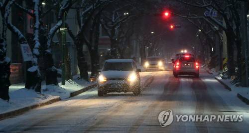 눈 쌓인 날 출근길 차량 모습 [연합뉴스 자료사진]