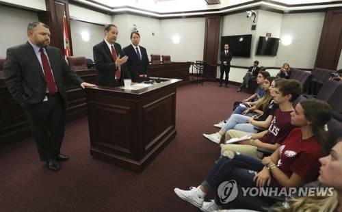 21일(현지시간) 미국 플로리다 주 의회 의사당을 방문해 의원들과 이야기하는 마조리 스톤맨 더글라스 고교 학생들[AP=연합뉴스]