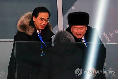 [올림픽] 조명균 장관과 리선권 위원장 지난 9일 오후 강원도 평창 올림픽스타디움에서 열린 2018 평창동계올림픽 개막식에 참석하고 있는 조명균 통일부 장관(왼쪽)과 리선권 조국평화통일위원장 [연합뉴스 자료사진]