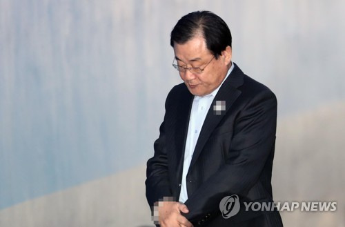 고개 숙인 이병기 전 국정원장 (서울=연합뉴스) 김인철 기자 = 국가정보원의 특수활동비를 박근혜 전 대통령 측에 상납한 의혹을 받는 이병기 전 국가정보원장이 16일 오후 서초구 서울중앙지방법원에서 열린 영장실질심사에 출석하기 위해 법정으로 향하고 있다. 2017.11.16      yatoya@yna.co.kr