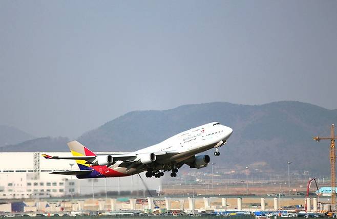 아시아나항공의 B747기가 이륙하고 있다. B747-400ER은 이륙 소요거리가 3586m다. [중앙포토]