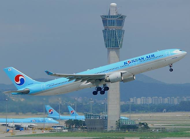 대한항공 여객기가 인천공항을 떠나고 있다. 뒤로 인천공항 관제탑이 보인다. [중앙포토]