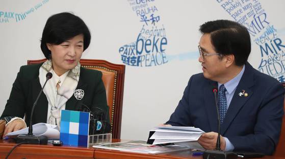 더불어민주당 추미애 대표(왼쪽)와 우원식 원내대표가 23일 당 최고위원회의에서 대화하고 있다. [연합뉴스]