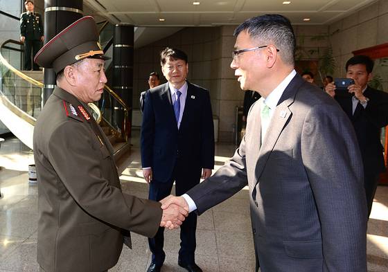 2014년 10월 15일 판문점 남측 평화의 집에서 만난 남북 군사회담 대표들. 류제승 국방부 정책실장(오른쪽)과 북측 김영철 정찰총국장이 수석대표로 나왔다. [사진제공=국방부]