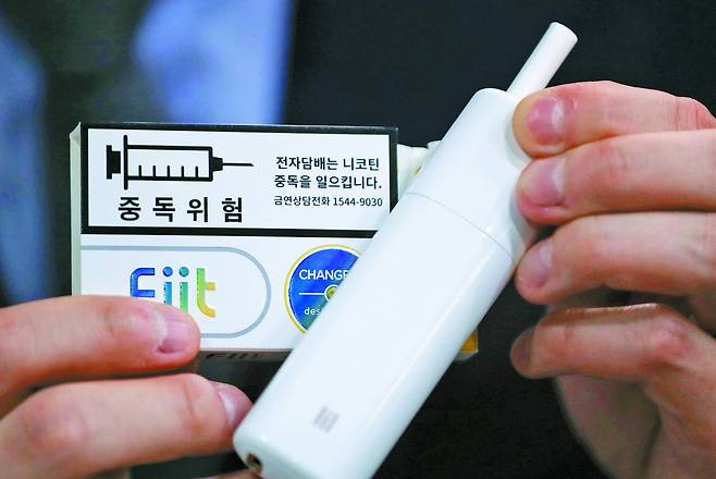 국내 담배업체 KT&G가 지난해 11월 내놓은 궐련형 전자담배 제품. 이들 제품이 인기를 끌면서 시장 규모도 빠르게 커지고 있다. [연합뉴스]