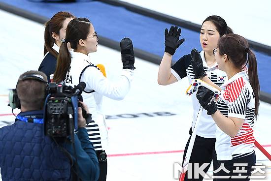 여자컬링대표팀 2018 평창동계올림픽 스웨덴과의 예선 하이파이브 장면. 사진(강릉)=천정환 기자