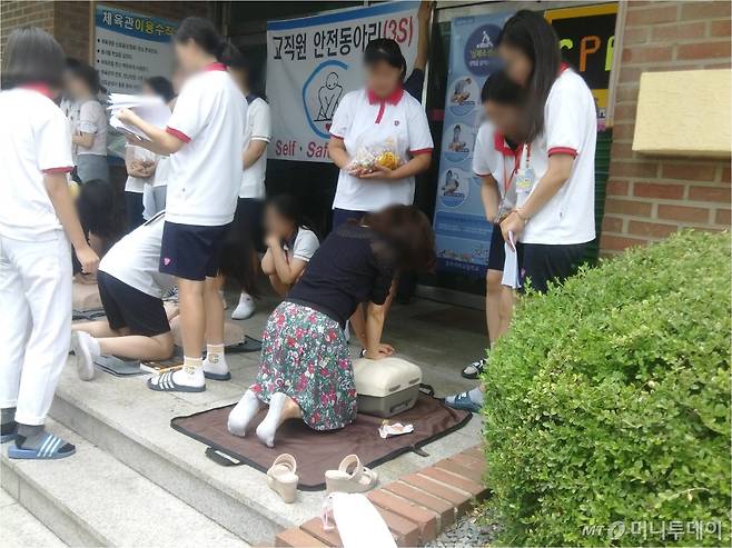 충주여고 학생들이 지난해 여름 동아리 활동을 하고 있다. /사진 제공=충주여자고등학교