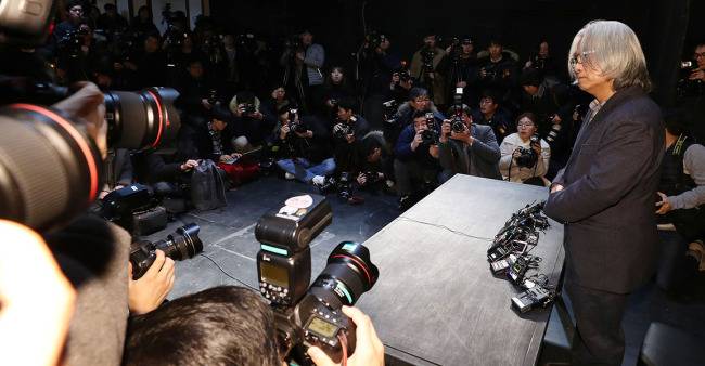 성추행 파문을 일으킨 연극연출가 이윤택이 19일 오전 서울 종로구 30스튜디오에서 열린 기자회견에서 질문에 답하고 있다.[사진=연합뉴스]