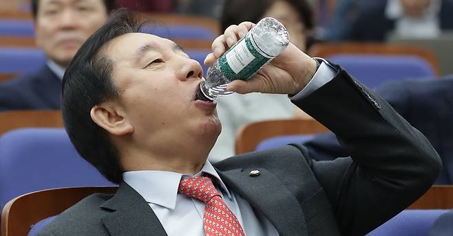 목 타는 김성태 대표 - 자유한국당 김성태 원내대표가 22일 오후 국회에서 열린 긴급 의원총회에서 북한 김영철의 방남을 반대하는 입장을 발표하기 전 물을 마시고 있다. 2018.2.22 연합뉴스