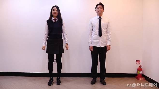 출근 후 교복으로 갈아입은 한지연 기자(26·왼쪽)와 유승목 기자(27)/사진=이상봉 기자