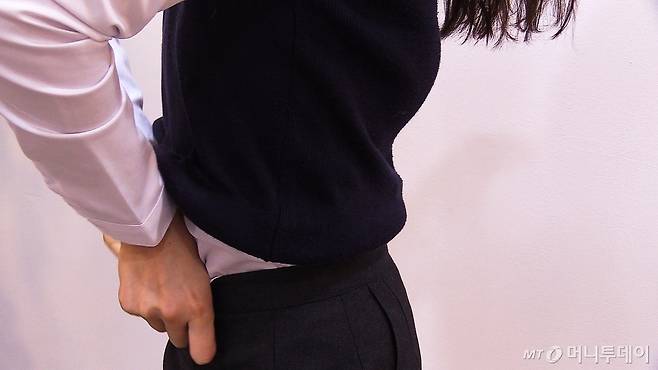 신체사이즈에 맞는 교복을 입었음에도 꽉 끼는 블라우스와 치마/사진=이상봉 기자