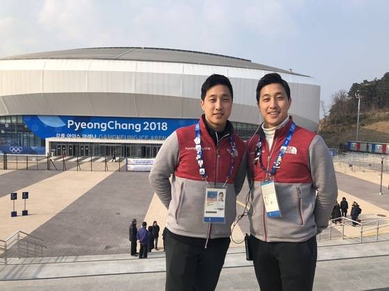 산도르의 눈썹남으로 화제가 된 이준오(왼쪽) 씨가 22일 강릉 아이스아레나 앞에서 쌍둥이 형 이준영씨와 함께 포즈를 취했다. 두 형제는 한 달간 강릉에 머물며 쇼트트랙 선수들을 관리하는 일을 했다. 백수진 기자
