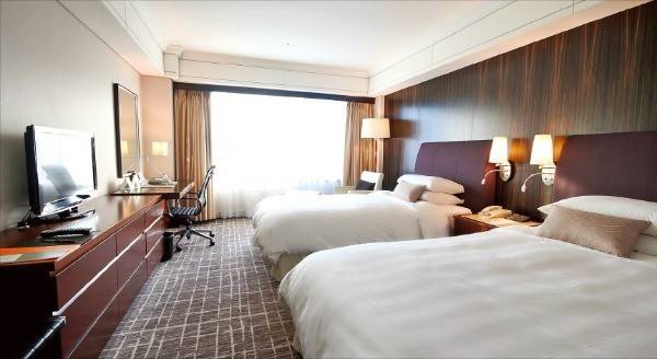 느긋하고 편안한 휴식처 패밀리 패키지 고객이 이용하는 부산롯데호텔 주니어스위트패밀리트윈 룸 내부.