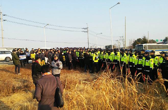 한국당, 통일대교 앞에서 경찰과 대치. 연합뉴스