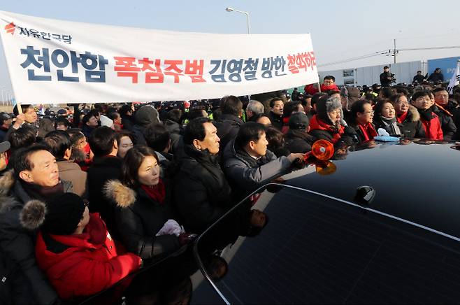 한국당, 통일대교 앞에서 경찰과 대치. 연합뉴스
