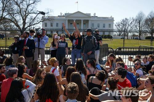 【워싱턴 = AP/뉴시스】 2월 21일 워싱턴의 백악관 앞에서 총기규제 강화를 요구하며 시위를 하고 있는 고교생들.  예일대, UCLA를 비룻한 미국의 50여개 대학들은 총기규제 요구 시위에 참가한 고교생들이 학교에서 처벌을 받더라도 입학허가에는 전혀 영향이 없을 것이라고 최근 며칠 동안 소셜 미디어를 통해 발표했다.