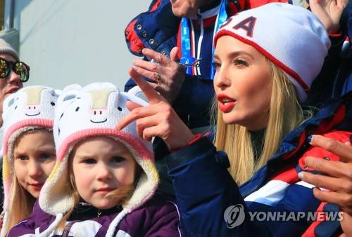 [올림픽] 전광판 바라보는 이방카 (평창=연합뉴스) 홍해인 기자 = 미국 이방카 트럼프 백악관 보좌관이 25일 오전 평창 슬라이딩센터에서 열린 2018 평창올림픽 봅슬레이 남자 4인승 경기를 관람하며 미국 봅슬레이 대표팀 네이선 웨버의 가족과 함께 경기를 관전하고 있다. 2018.2.25      hihong@yna.co.kr