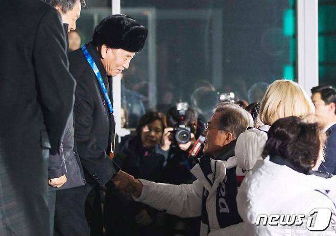 문재인 대통령과 김영철 북한 노동당 중앙위원회 부위원장이 25일 강원도 평창올림픽스타디움에서 열린 2018 평창올림픽 폐회식에서 만나 악수를 나누고 있다.(청와대 페이스북) 2018.2.25/뉴스1 © News1 이광호 기자
