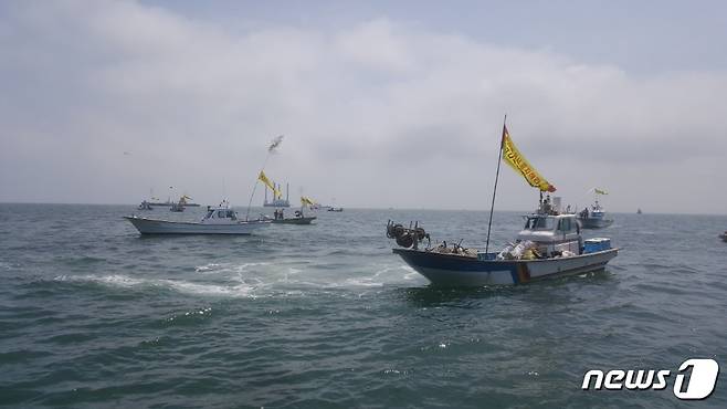 전북 고창군 상하면 구시포 앞 해상풍력단지 조성사업 현장에서  고창어민들이선박을 이용한 해상시위를 벌이고 있다(뉴스1/DB).2017.08.01© News1