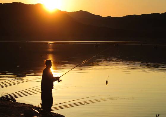 석양과 강태공. [사진 서울신문 손원천]