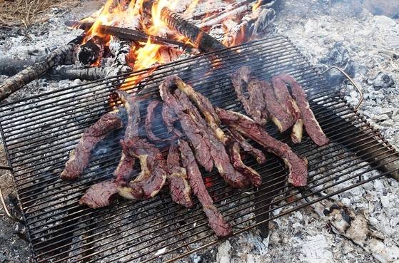 넙도 내리 당제에 희생으로 바친 소의 머리와 족이 제물로 당에 올라가자 일찍 나와 작업을 하던 주민들은 고기를 구워 아침 대신 먹었다. 1시간쯤 전에는 살아있던 소의 고기 맛은 잡내 없고 씹을수록 감칠맛이 우러나는 야성미 그 자체였다.